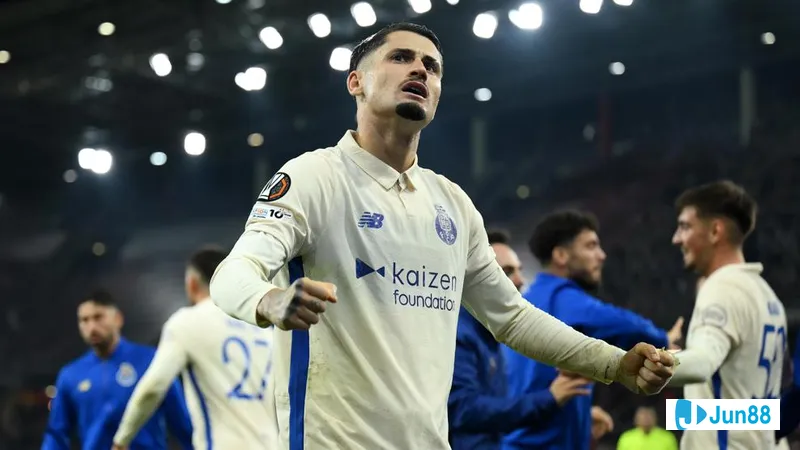 Cầu thủ Lyon chạy nhanh với bóng trước áp đảo của cầu thủ Salzburg