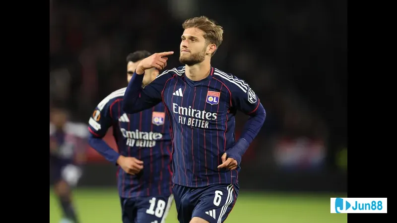 Cầu thủ Lyon vượt qua cầu thủ Salzburg bằng kỹ thuật đi bóng tinh tế