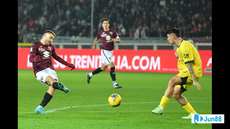 Cầu thủ Parma với sức mạnh và quyết tâm vượt qua cầu thủ Torino trên sân cỏ. Cầu thủ Parma với sức mạnh và quyết tâm vượt qua cầu thủ Torino trên sân cỏ.