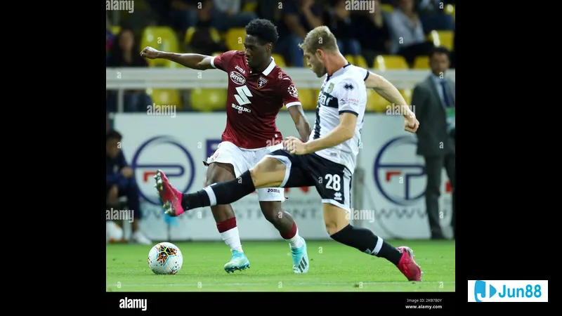 Ngôi sao của Parma chạy nhanh với bóng trước áp lực từ cầu thủ Torino Ngôi sao của Parma chạy nhanh với bóng trước áp lực từ cầu thủ Torino