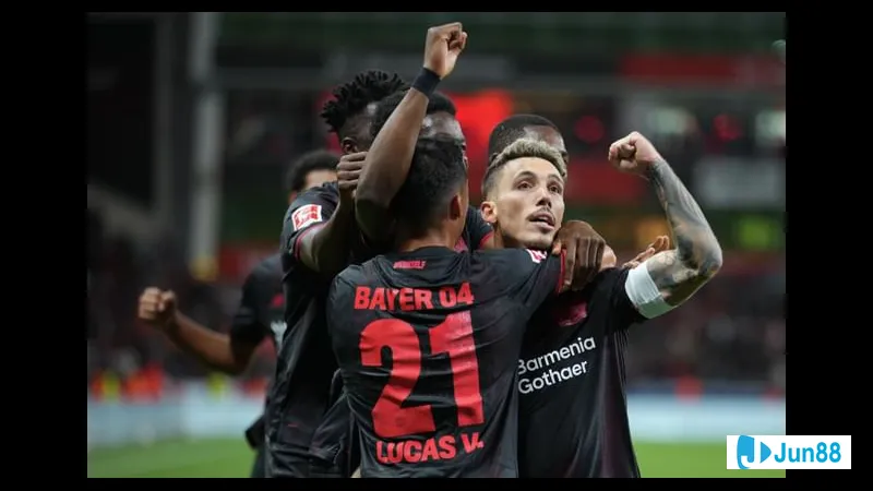 Cầu thủ của Bayer Leverkusen vượt qua cầu thủ PSV trong trận đấu bóng đá Cầu thủ của Bayer Leverkusen vượt qua cầu thủ PSV trong trận đấu bóng đá