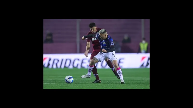 Cầu thủ của Independiente vượt qua cầu thủ của Lanus trong trận đấu sôi động. Cầu thủ của Independiente vượt qua cầu thủ của Lanus trong trận đấu sôi động.