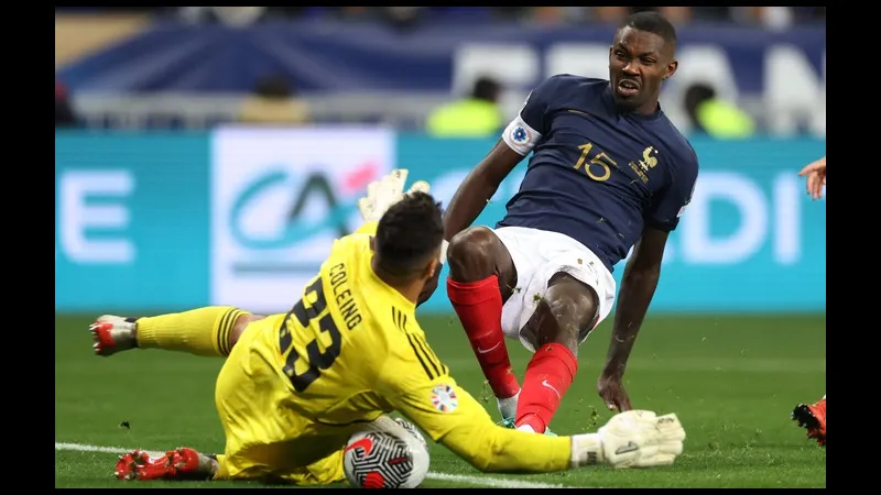 Cầu thủ Romania với chiếc áo đỏ đang dốc hết sức mình để ngăn chặn cầu thủ Áo có bóng. Cầu thủ Romania với chiếc áo đỏ đang dốc hết sức mình để ngăn chặn cầu thủ Áo có bóng.