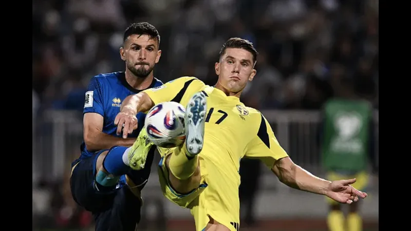 Cầu thủ Thụy Điển tung cú đá mạnh vào khung thành Kosovo Cầu thủ Thụy Điển tung cú đá mạnh vào khung thành Kosovo