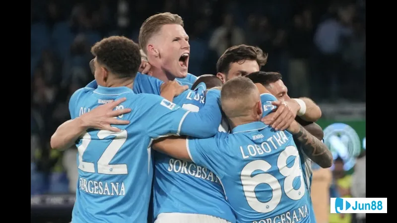 Cầu thủ Napoli vượt qua phòng ngự Como với tốc độ và kỹ thuật cao Cầu thủ Napoli vượt qua phòng ngự Como với tốc độ và kỹ thuật cao