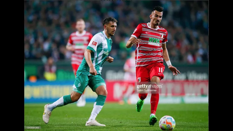 Cầu thủ Augsburg đang tung cú sút mạnh mẽ vào khung thành của Werder Bremen Cầu thủ Augsburg đang tung cú sút mạnh mẽ vào khung thành của Werder Bremen