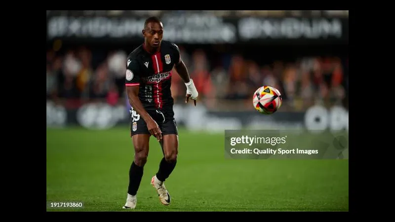 Cầu thủ Cartagena tạt bóng vào vòng cấm của Valencia trong trận đấu Cầu thủ Cartagena tạt bóng vào vòng cấm của Valencia trong trận đấu