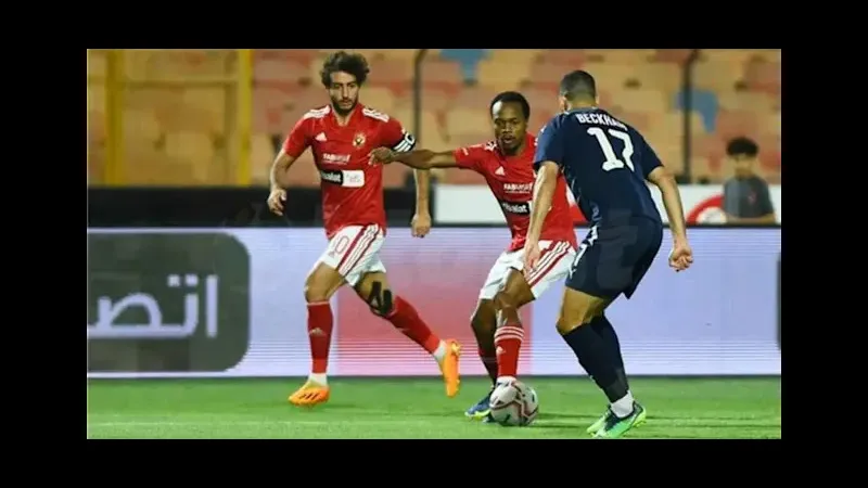 Cầu thủ Al Ahly dứt điểm mạnh vào khung thành Ceramica Clepatra Cầu thủ Al Ahly dứt điểm mạnh vào khung thành Ceramica Clepatra