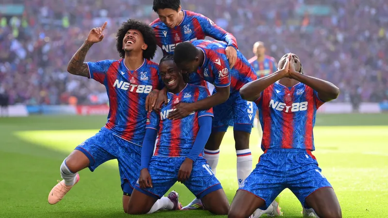 Crystal Palace và Man City chạy đua trên Crystal Palace và Man City chạy đua trên