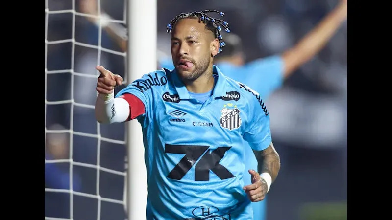 Cầu thủ Santos cố gắng giữ bóng trong sự áp đảo của cầu thủ Juventude Cầu thủ Santos cố gắng giữ bóng trong sự áp đảo của cầu thủ Juventude