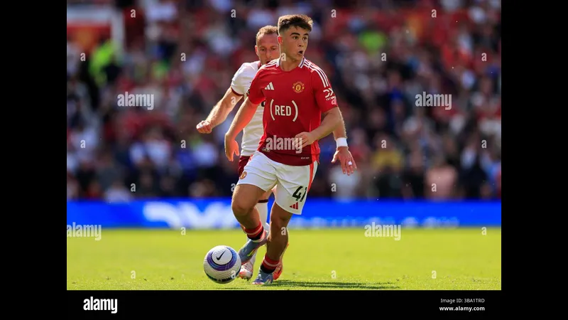 Cầu thủ Manchester United chạy nhanh với bóng trước sự áp đảo từ cầu thủ West Ham