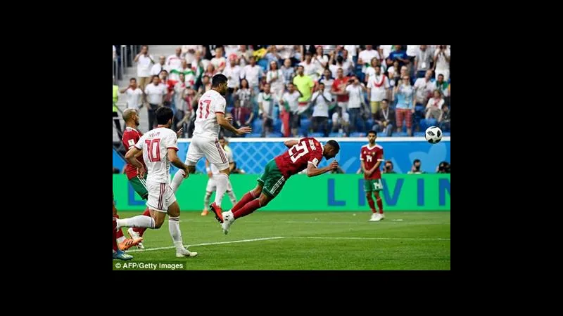 Cầu thủ Ma Rốc ghi bàn từ quả đá phạt, vượt qua hàng phòng ngự Oman Cầu thủ Ma Rốc ghi bàn từ quả đá phạt, vượt qua hàng phòng ngự Oman