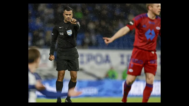 Cầu thủ Porto tạo khoảnh khắc ấn tượng khi vượt qua Malmo's defense Cầu thủ Porto tạo khoảnh khắc ấn tượng khi vượt qua Malmo's defense