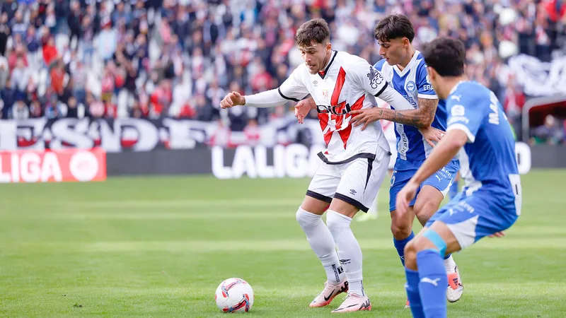 Cầu thủ Real Avila chống chọi với cầu thủ Rayo Vallecano trong trận đấu sôi động. Cầu thủ Real Avila chống chọi với cầu thủ Rayo Vallecano trong trận đấu sôi động.