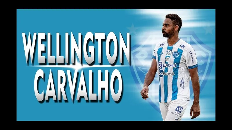 Cầu thủ Paysandu và Miramar cùng tranh chấp bóng trên sân Cầu thủ Paysandu và Miramar cùng tranh chấp bóng trên sân