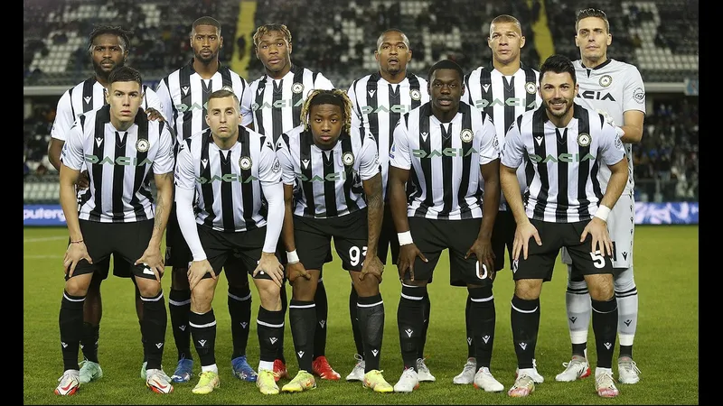 Cầu thủ Udinese tung cú sút mạnh từ xa Cầu thủ Udinese tung cú sút mạnh từ xa