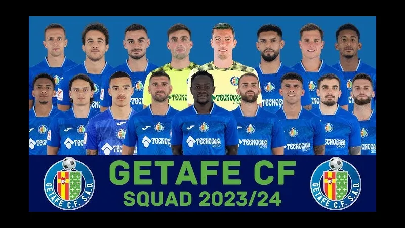 Cầu thủ Alaves và Getafe đang tranh chấp quả bóng trên sân Cầu thủ Alaves và Getafe đang tranh chấp quả bóng trên sân