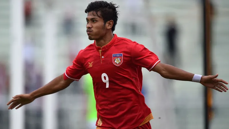 Cầu thủ Afghanistan và Myanmar đại diện cho đội bóng trong trận đấu quyết liệt.