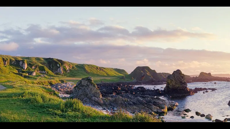 Cầu thủ Bắc Ireland đang tung cú sút mạnh vào khung thành đối phương Cầu thủ Bắc Ireland đang tung cú sút mạnh vào khung thành đối phương