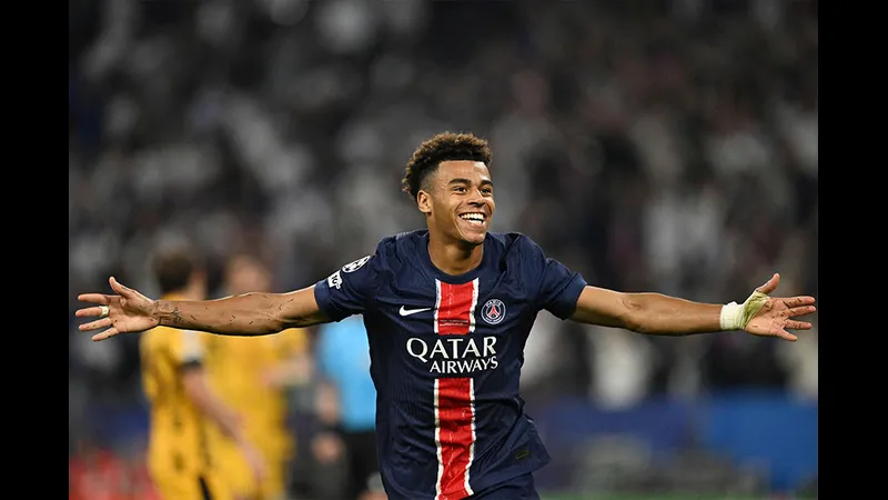 Cầu thủ Pháp thực hiện cú sút mạnh vào khung thành Brazil Cầu thủ Pháp thực hiện cú sút mạnh vào khung thành Brazil