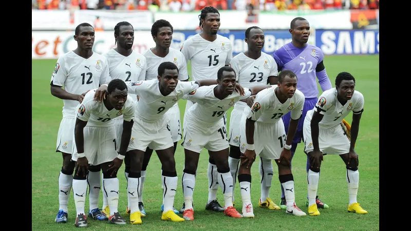 Hậu vệ Ghana ngăn chặn cầu thủ Đức trong trận đấu quyết liệt