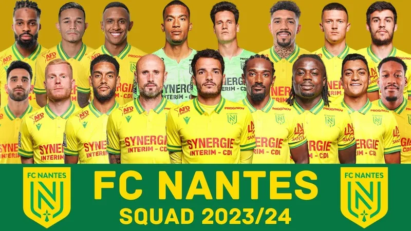 Cầu thủ Nantes đang nỗ lực chặn đường bóng của đối thủ Strasbourg.