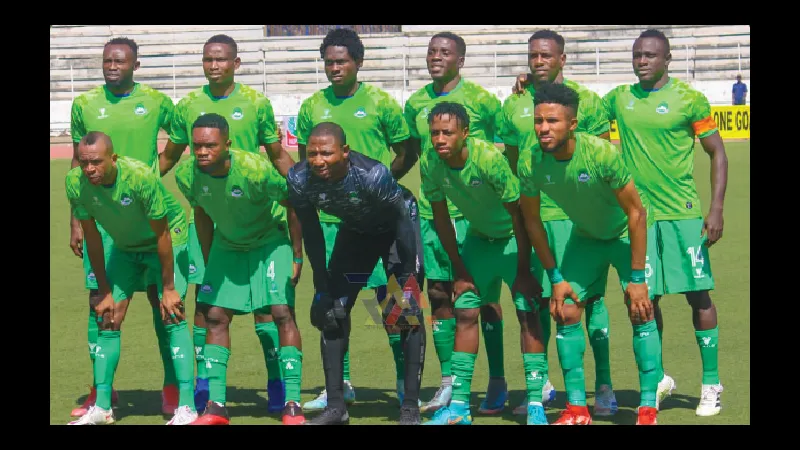 Cầu thủ Nasarawa United và Rivers United tranh chấp bóng trên sân cỏ