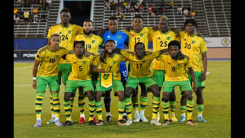 Cầu thủ New Caledonia và Jamaica đang tranh chấp quả bóng trên sân