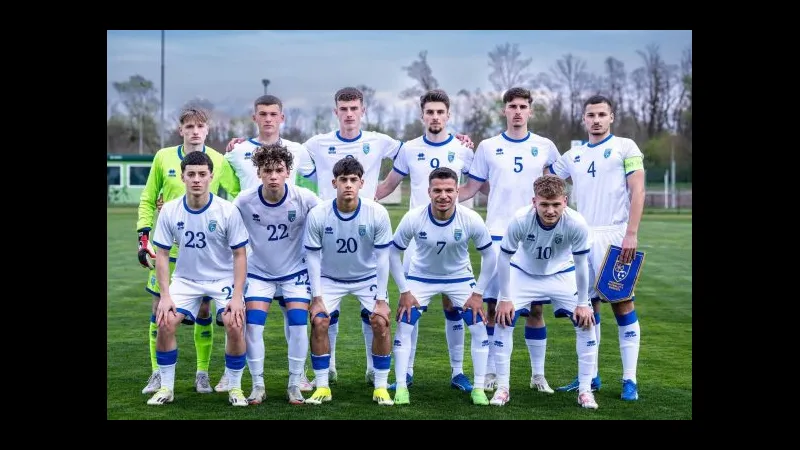 Cầu thủ U19 Kosovo chạy nhanh trên sân