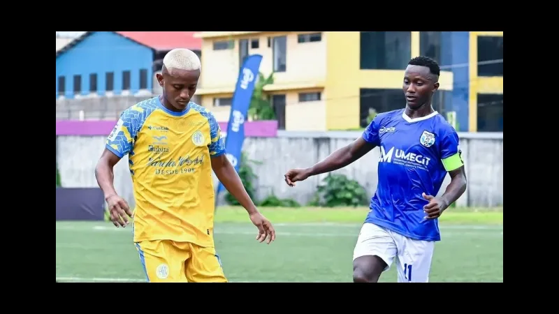 UMECIT và Herrera tranh chấp quả bóng trên sân cỏ UMECIT và Herrera tranh chấp quả bóng trên sân cỏ