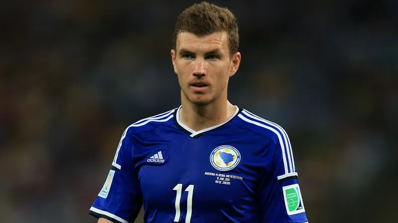 Cầu thủ Bosnia & Herzegovina sút bóng trong trận đấu với Wales Cầu thủ Bosnia & Herzegovina sút bóng trong trận đấu với Wales